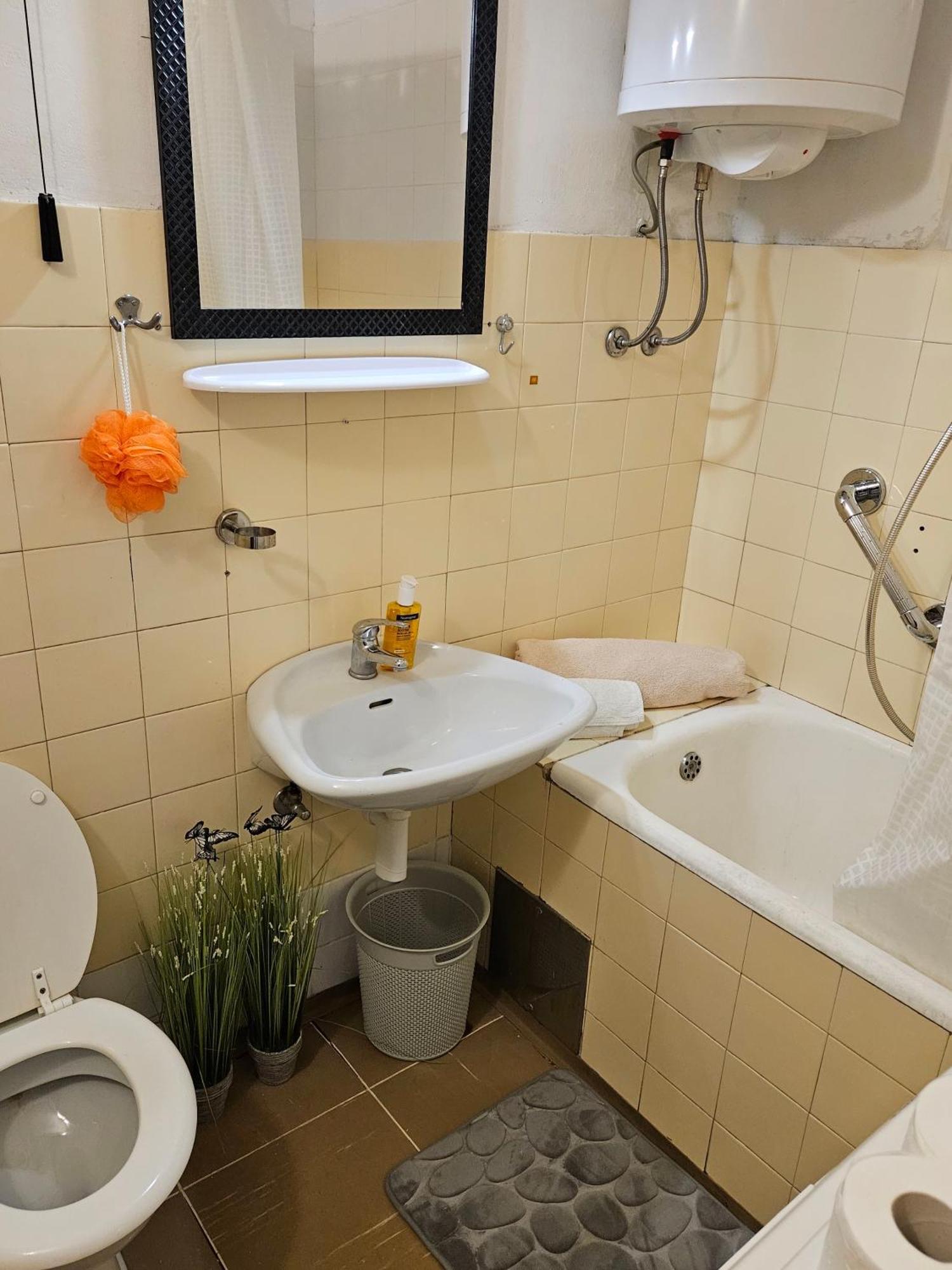 Gust House Split Apartment Luaran gambar